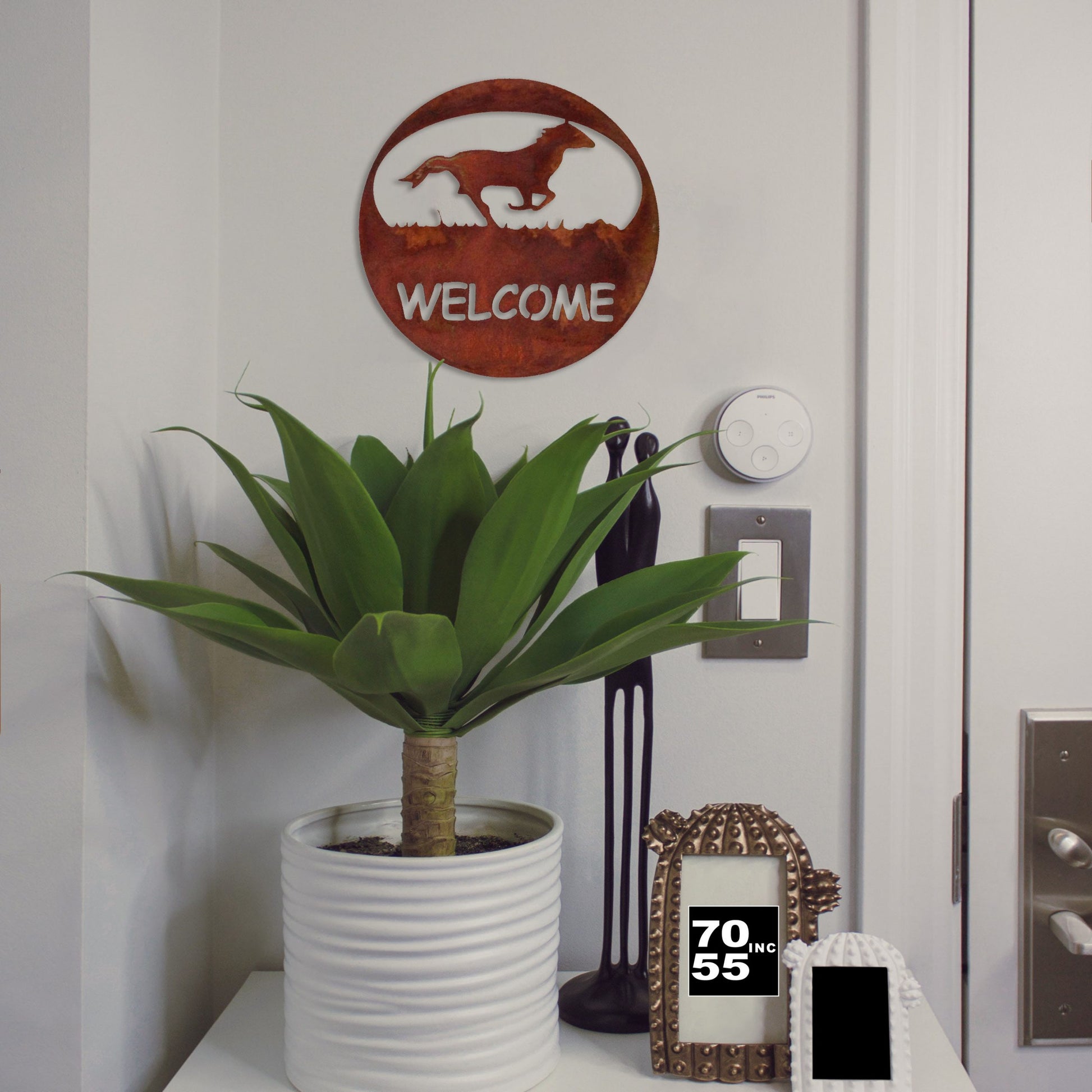 rust-horse-welcome-circle-by-door-scaled-1